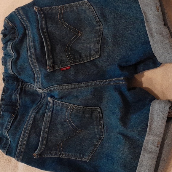 Levi's girlfriend midi jeans shorts, size 12 - Picture 4 of 4